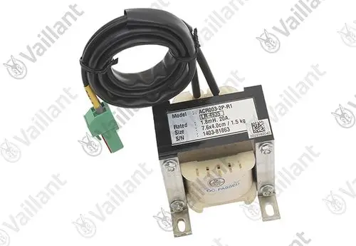 Transformator von Vaillant mit Anschlusskabel und Stecker. Gerät hat Metallhalterungen und zeigt technische Informationen auf einem Aufkleber.